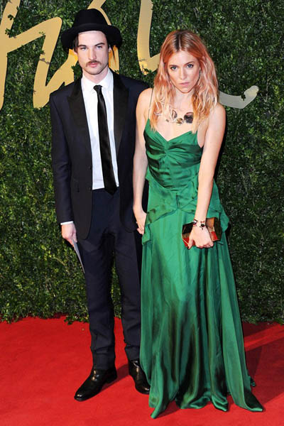 tom-sturridge-sienna-miller-bfa-vogue-2dec13-getty_b_592x888