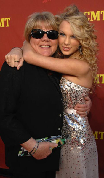 Taylor Swift ve annesi Andrea Swift