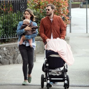 JAMIE DORNAN und AMELIA WARNER gehen mit ihrem Baby in Dublin spazieren - NON EXCLUSIVE PICTURE: MATRIXPICTURES.CO.UK PLEASE CREDIT ALL USES WORLD RIGHTS EXCEPT IRELAND Northern Irish actor Jamie Dornan is spotted with his wife, English actress Amelia Warner and their baby daughter, as they arrive back at The Double Tree Hotel after a walk in the park, in Dublin, Ireland. The "Fifty Shades of Grey" actor was in town to take his family to last nights Irish Film & Television Awards. APRIL 6th 2014 REF: MDE 141709