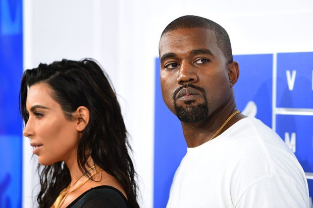 KIM KARDASHIAN VE KANYE WEST'İN EVLİLİĞİNDE NELER OLUYOR (3)