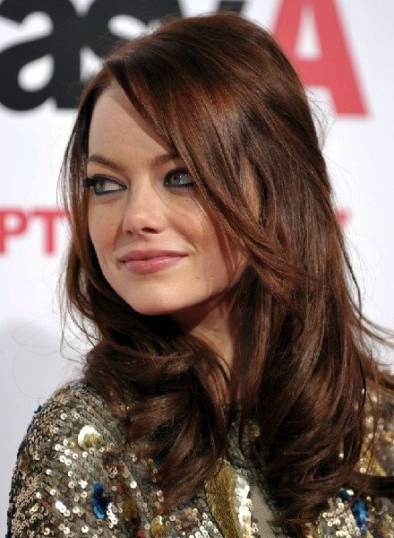 EMMA STONE'UN EN DİKKAT ÇEKİCİ SAÇ MODELLERİ 33