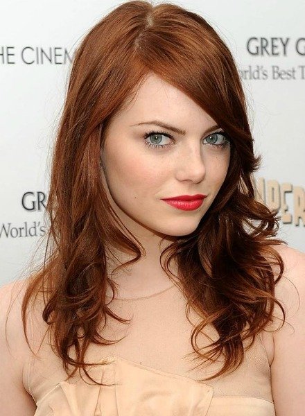 EMMA STONE'UN EN DİKKAT ÇEKİCİ SAÇ MODELLERİ c