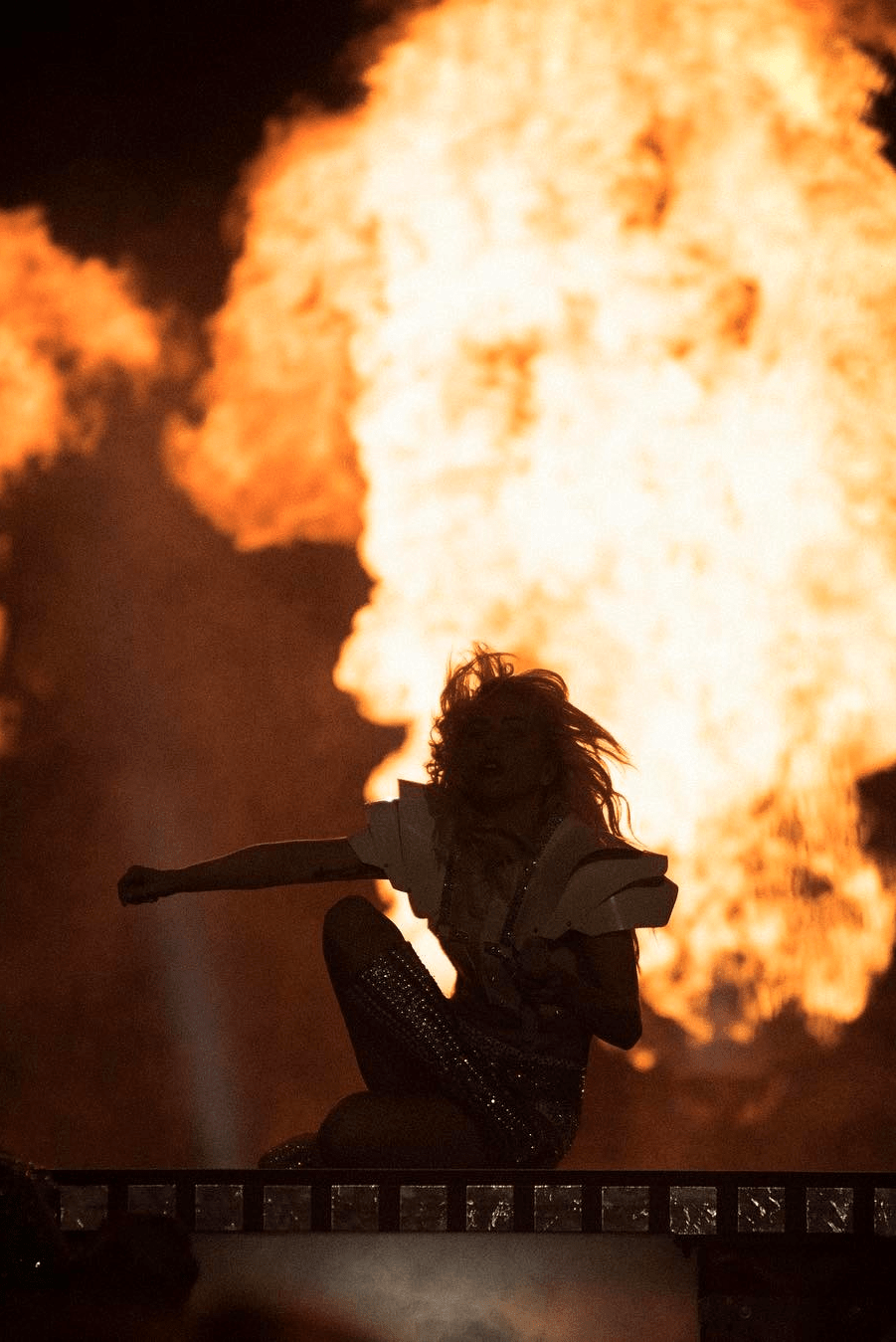 LADY GAGA'NIN DÜN GECEDEN GÖZ KAMAŞTIRAN SUPER BOWL ANLARI (2)