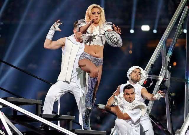 LADY GAGA'NIN DÜN GECEDEN GÖZ KAMAŞTIRAN SUPER BOWL ANLARI (3)