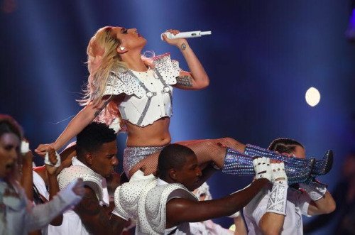 LADY GAGA'NIN DÜN GECEDEN GÖZ KAMAŞTIRAN SUPER BOWL ANLARI (4)