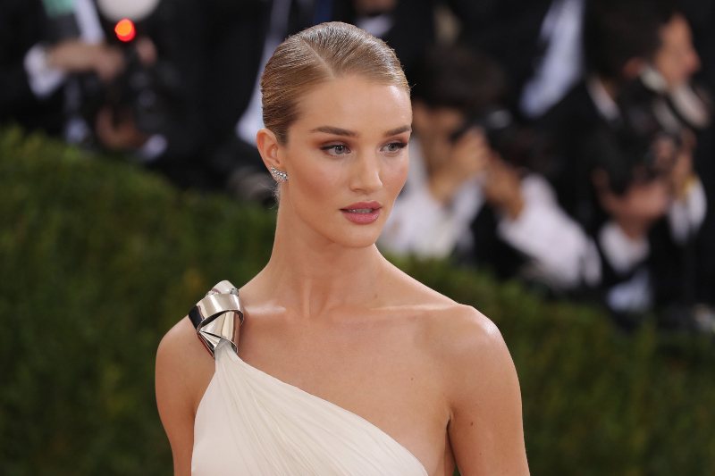 Rosie Huntington-Whiteley Kendi Kozmetik Markasını Çıkarıyor