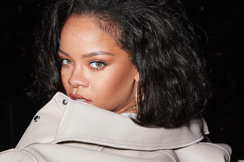 Rihanna’dan Yeni Albüm Öncesi Yemek Kitabı Sürprizi