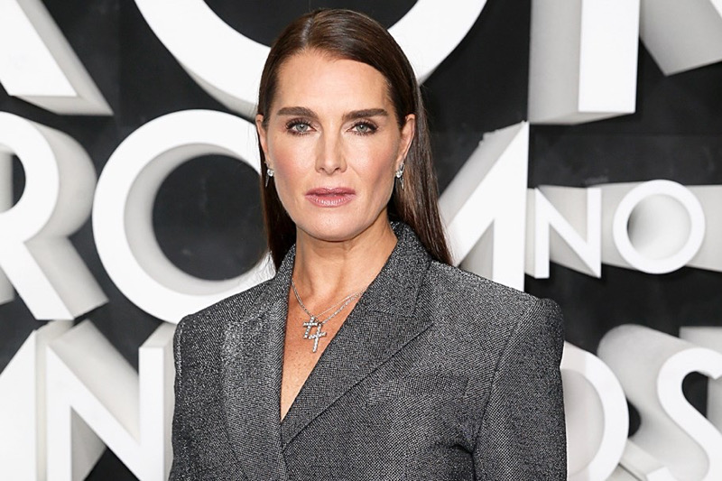 ￼Brooke Shields Kendi Vücudunu Eleştirerek Yıllar Geçirmenin Bir Zaman Kaybı Olduğunu Söylüyor