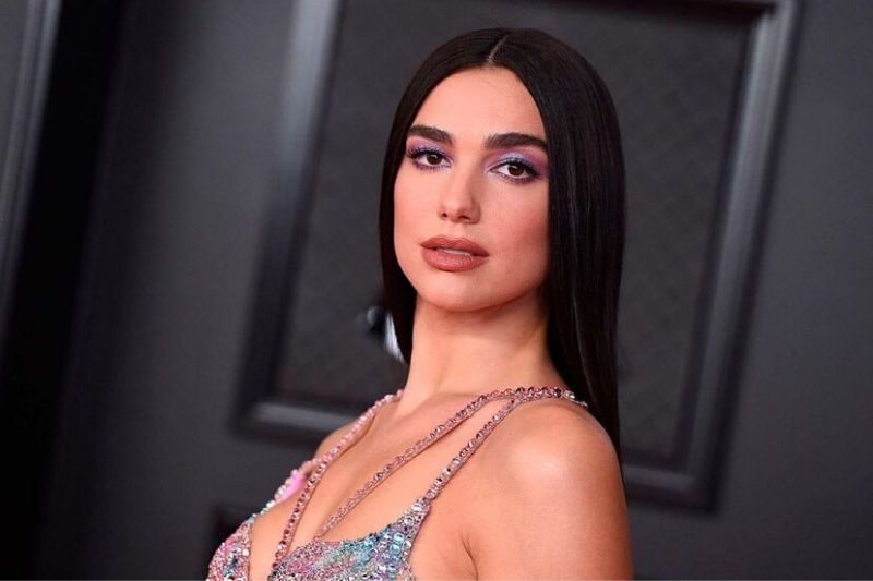 Dua Lipa milyarder olma yolunda ilerliyor!