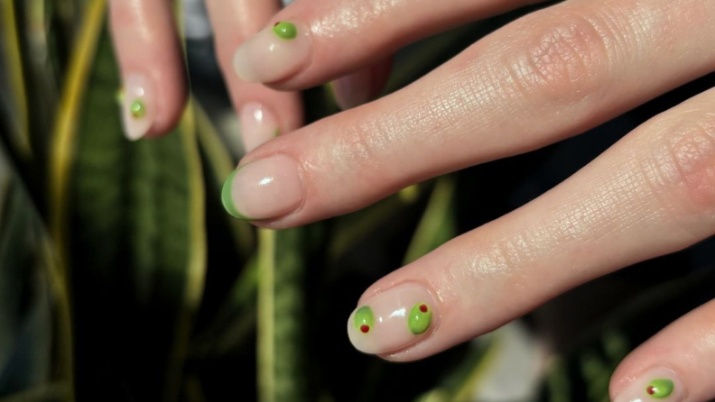 “Dirty martini” nail art trendi