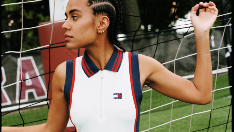 TOMMY JEANS Sonbahar 2024 Game Day kapsül koleksiyonuyla kolejli spor giyimi yeniden tanımlıyor