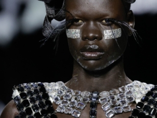 Swarovski'nin Millenia mücevherleri, Thom Browne'un 2025 Sonbahar koleksiyonuna ışıltı katıyor